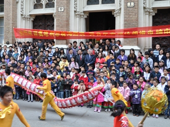 维也纳中文学校庆建校20周年 学生表演中国歌舞