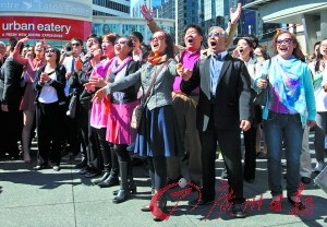 150名多伦多华侨华人在加拿大多伦多邓达斯广场高歌。（资料图片）