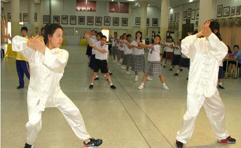 在对学生的培训中，孔院教师以太极剑和太极拳实练为主，带领参训学生一招一式地练习。学生们手持太极剑，在孔院教师的精心指导下模仿体会。经过反复训练，参训学生的太极拳动作有模有样，太极剑动作漂亮潇洒。培训结束后，参训学生恋恋不舍地询问教师，“老师什么时候还能来教我们？”。  