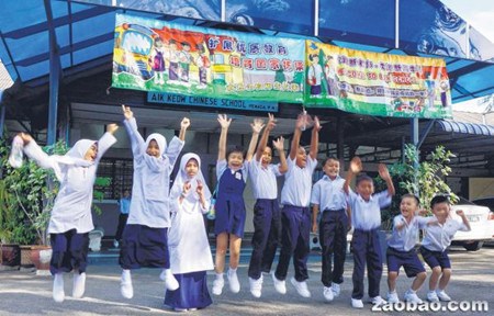 槟城州威北本那牙益侨学校开学第一天只有49名学生，非华族学生超过半数。（新加坡《联合早报》援引马来西亚《星洲日报》）