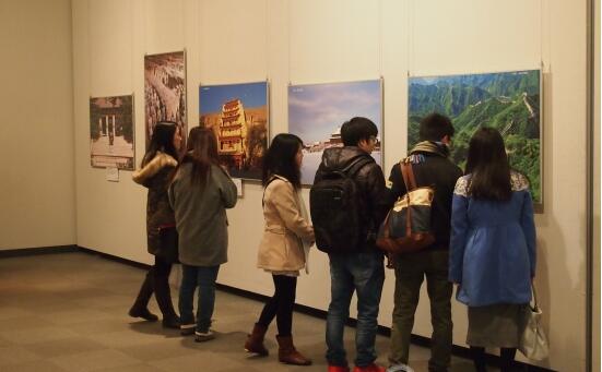 2015年12月22日，由日本福山大学孔子学院主办的“中国世界遗产写真展”在广岛县福山市开幕，吸引了500余名当地市民参观。   展览期间  截止2015年12月，经联合国教科文组织审核批准列入《世界遗产名录》的中国世界遗产共有48项（包括自然遗产10项，文化遗产34项，自然与文化双遗产4项），此次展出的便是这48处世界遗产摄影图片。   参观写真展的大学生  一位市民在二战结束那年出生于河北石家庄，战后随父母回到日本，她站在中国地图前非常激动，向我们述说了她对中国的感情。还有很多未曾去过中国的日本市民观看展览后表示，第一次知道中国有这么多与日本迥然不同的风景，十分渴望去中国亲身体验和感受这些优美的风景和悠久的文化。  2015年是中国与联合国教科文组织缔结《世界遗产公约》30周年，此次展览获得了中国国家旅游局驻日本代表处和大阪办事处的大力支持。