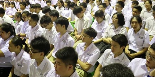 古晋中华第一中学今年的学生人数创新高达1800人，开设48班，教职员达105人，校园内充满生机活力。