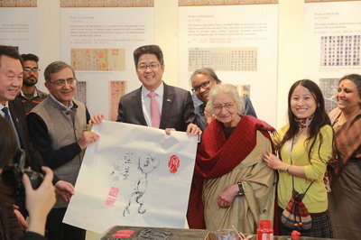 举办“中国汉字国际巡展” 推动两国人文交流 