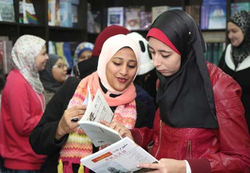 1月19日，开罗的“中国主题图书展销周”开幕式期间，埃及年轻人浏览翻译成阿拉伯语的中文书籍。