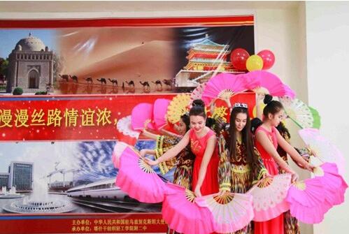 中乌建交24周年庆在塔什干中学举办 汉语教学获赞 