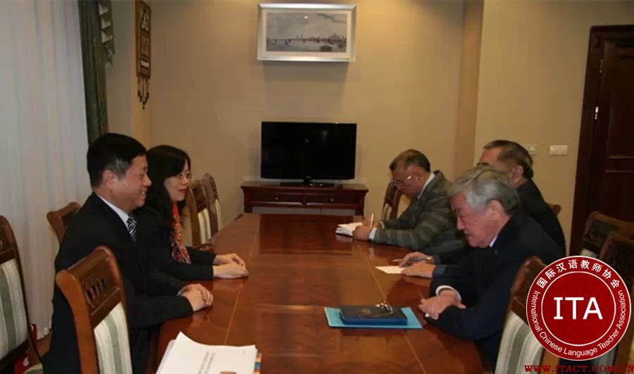哈萨克斯坦副总理提倡青年人学中文 称有助就业 