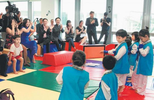 迈杰思幼儿园学生在该集团首个华文幼儿园的开幕仪式后呈献表演，在场的嘉宾新加坡报业控股华文媒体集团执行副总裁陈康威（面向镜头坐者右四）、迈杰思创办人詹富安（坐者右三）等都报以热烈掌声。（联合晚报）