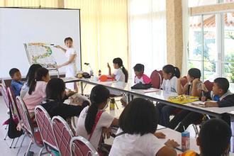 招聘人数:20名工作地点:曼谷、普吉岛、孔敬府,大桐府,巴真府,苏梅岛、武里南府、春武里府、暖武里府等学校性质:(私、公、国际)公立学校或者国际学校教学对象年龄段:小学, 初中和高中、幼儿园到岗时间:4月底5月初,10月底月薪工资:2--3.5万泰铢学历要求:专科以上(包含专科)专业要求:不限 年龄要求:21-55岁,男女不限 英语口语要求:基本交流其他语言要求:普通话流利学校性质:公立学校国际学校工作时间:每周不超过20小时, 学校上课时间周一到周五, 早7:30--下午3点假期安排:一般是假期是3月初开始到5月初, 然后10月份有些学校是半个月的假, 有些学校是一个月的假, 看学校安排。 然后3月份到5月份期间有些学校要补课一个月左右, 老师可以选择补也可以选择不补,补课照常拿工资,另算补课费。 合同年限:一年一签学校是否承担医疗保险:老师按照相关规定享受医疗和意外保险学校是否承担工作签证:学校颁发邀请函, 老师持邀请函办理商务签证到曼谷;到了曼谷以后, 学校提工作签证的材料,协助老师办理工作签证学校是否提供免费住宿: 提供学校是否提供来回机票:认真工作满一年的老师提供回程机票其他补充待遇:补课费另算, 工作满一年的老师,可以续签, 续签工资由和学校具体商议;报名咨询电话:15037102975报名地址:郑州市经三路农业路银丰商务508室