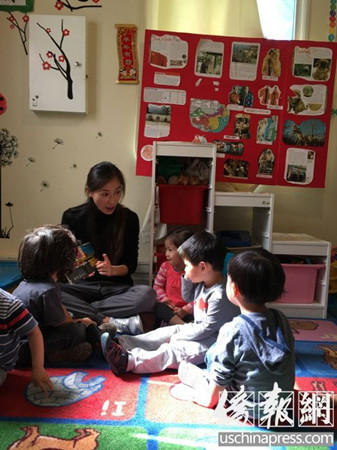 中文教师周彦为学生们上课。（美国《侨报》/聂达