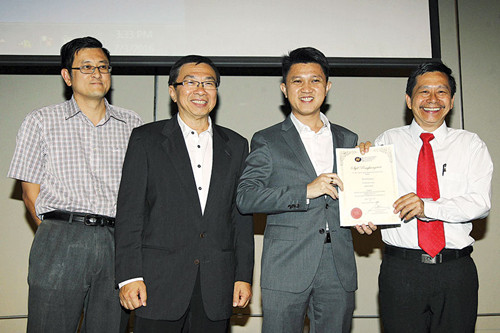 张盛闻（右2起）在王鸿财和叶韩杰陪同下，颁发奖状予“2016年师范学院招生巡回讲座会”讲师。