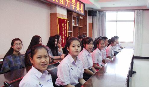 泰国留学生在云南师大商学院“拜师”学汉语 
