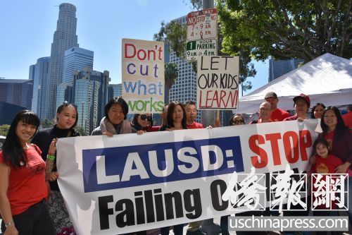 洛杉矶联合学区减半汉语教学课程招生量学生和家长起来抗议。（美国《侨报》/聂达