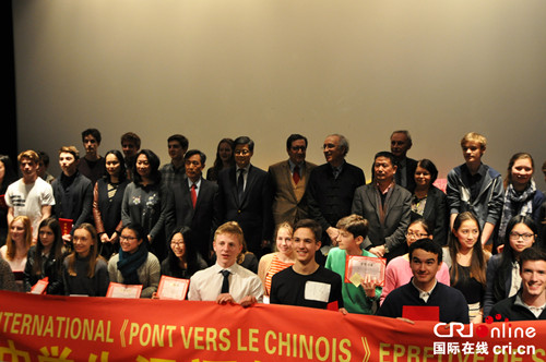 第九届“汉语桥”世界中学生中文比赛法国预选赛以及第二届法国汉字书写比赛的所有获奖者与出席嘉宾现场合影。范婷玉