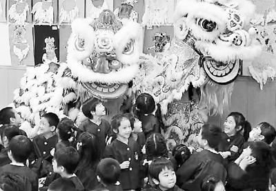 图为日本横滨山手中华学校的学生们在欢度中国国庆节。王健