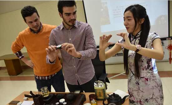 当地时间2月15日，西班牙莱昂大学孔子学院一行七人赴巴拉多利德大学教学点开展庆祝农历新年的中国文化推广活动，进行了魔术和中国茶艺表演。   现场观众参与魔术互动  著名魔术师黄峥女士的魔术表演征服了在场观众，掌声和欢呼声此起彼伏。在互动环节，魔术师邀请观众上台参与魔术表演，现场气氛热烈。  孔子学院的志愿者教师舒伊荃带来优雅的中华茶艺表演。在古筝的伴奏下，舒老师的茶艺表演尽显古典韵味，观众们屏气凝神，近距离感受中国传统文化的魅力。   现场观众体验茶艺  随后，舒伊荃老师详细讲解了茶的泡制过程，深入介绍了中国茶文化的历史意蕴和美学含义。在场观众静静聆听，沉浸在中国茶文化的清雅之中。讲解结束后，两位观众还在舒伊荃老师的指导下亲自体验了中国茶艺。  现场观众纷纷表示，希望莱昂大学孔子学院能够在巴亚多利德多开展类似的文化活动，让当地民众有更多的机会接触中国文化。