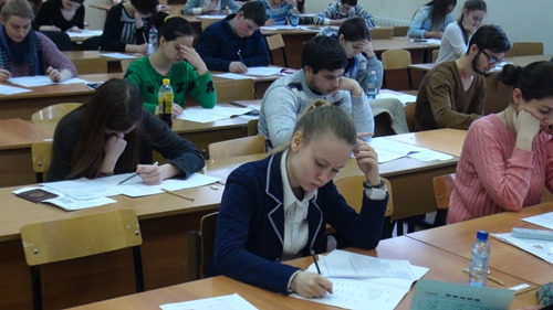 莫斯科地区2016年首场汉语水平考试参考人数创新高。图为认真作答的考生。林雪丹