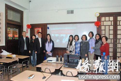 南侨学校和中华中学校的校长和老师们，在荧幕前合影。（美国《侨报》/吴卓明