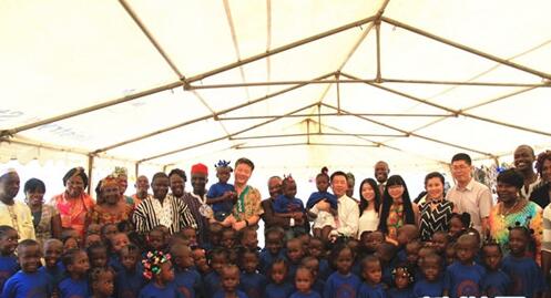 利比里亚孔子学院捐助当地孤儿院 送去教学用品 
