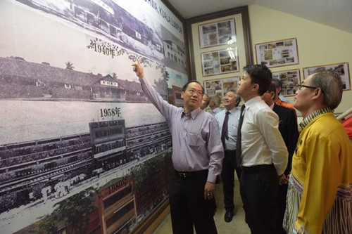 林景清（左起）向张盛闻讲述中华中学的历史走廊。