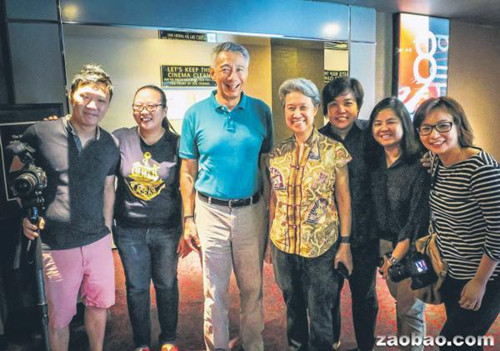 李显龙总理和夫人何晶观赏《我们唱着的歌》后，与导演邓宝翠（右三）和她的团队交流，恭贺他们制作出具有意义的纪录片。（取自新加坡总理面簿）