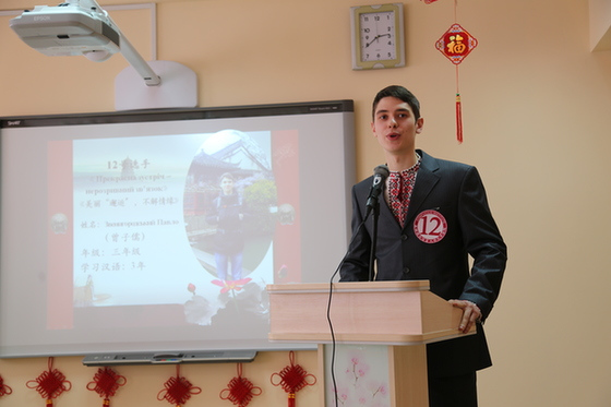 基辅国立语言大学三年级学生帕夫洛在演讲中惟妙惟肖地演绎马三立经典相声《逗你玩》选段。法制网驻乌克兰记者