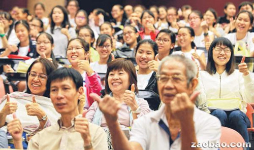 新加坡本地年度文学盛会“世界书香日暨文学四月天”活动昨天在华侨中学（高中部）举行，约有1200名校长、教师、学生、文教界人士以及公众参与。（新加坡《联合早报》/唐家鸿