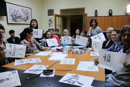 伊朗孔子学院首开汉语书法课 中国书法家现场示范 