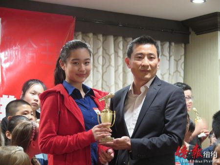 青年组冠军陈雪铭（左）与颁奖人凯文（右）。（美国《侨报》/王伊琳