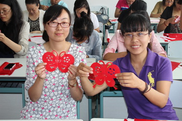 中新网大连5月9日电 (记者 杨毅)由中国国家汉办/孔子学院总部主办的赴俄罗斯、西班牙、韩国等22个国家的汉语教师志愿者培训，9日在大连外国语大学正式开班授课。来自北京大学、北京语言大学、北京外国语大学等55所高校的174名汉语教师志愿者将接受对外汉语教学、中华文化等方面的专业培训。   　　大连外国语大学校长刘宏在当天开班仪式上介绍了该校汉语国际推广工作的现状及成果。该校党委书记刘玺明为2016年赴泰汉语教师志愿者培训班授旗，他表示，大连外国语大学将全力办好此次培训。  　　据介绍，此次培训时间将历时6周。结业后，上述174名汉语教师志愿者将分赴俄罗斯、西班牙、韩国、亚美尼亚等22个国家的57所孔子学院/课堂，成为传播汉语知识，促进中外交流的使者。  　　本次培训采取半军事化管理，并邀请大连外国语大学相关学院的著名教授、校外学者、专家等为学员授课。学员们将通过案例教学、实训教学、任务式培训等方式，系统了解和学习孔子学院建设和职业道德、中华文化传播和跨文化交际、国家汉办重点推介项目、赴外工作和生活适应及国外管理以及中华文化才艺等方面内容。  　　据统计，目前中国已在138个国家建立了500多所孔子学院和1000多个中小学孔子课堂，共涉及90多个语种，学员总数近200万人。孔子学院和孔子课堂已经成为世界认识中国的一个重要平台，为世界各国民众学习汉语，促进中国同世界各国文明交流发挥了积极作用。  　　作为国家汉语国际推广多语种大连基地，2007年至今，大连外国语大学已在海外建立了9所孔子学院，并圆满完成了国家汉办孔子学院中方院长培训、外派汉语教师培训、外派志愿者岗前培训等各类培训任务，总计培训来自全国高校的各类学员2300余人，一批批优秀的汉语教师和志愿者成为了汉语国际推广事业的先驱者和实践者。(完)