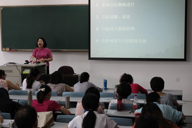 中新网大连5月9日电 (记者 杨毅)由中国国家汉办/孔子学院总部主办的赴俄罗斯、西班牙、韩国等22个国家的汉语教师志愿者培训，9日在大连外国语大学正式开班授课。来自北京大学、北京语言大学、北京外国语大学等55所高校的174名汉语教师志愿者将接受对外汉语教学、中华文化等方面的专业培训。   　　大连外国语大学校长刘宏在当天开班仪式上介绍了该校汉语国际推广工作的现状及成果。该校党委书记刘玺明为2016年赴泰汉语教师志愿者培训班授旗，他表示，大连外国语大学将全力办好此次培训。  　　据介绍，此次培训时间将历时6周。结业后，上述174名汉语教师志愿者将分赴俄罗斯、西班牙、韩国、亚美尼亚等22个国家的57所孔子学院/课堂，成为传播汉语知识，促进中外交流的使者。  　　本次培训采取半军事化管理，并邀请大连外国语大学相关学院的著名教授、校外学者、专家等为学员授课。学员们将通过案例教学、实训教学、任务式培训等方式，系统了解和学习孔子学院建设和职业道德、中华文化传播和跨文化交际、国家汉办重点推介项目、赴外工作和生活适应及国外管理以及中华文化才艺等方面内容。  　　据统计，目前中国已在138个国家建立了500多所孔子学院和1000多个中小学孔子课堂，共涉及90多个语种，学员总数近200万人。孔子学院和孔子课堂已经成为世界认识中国的一个重要平台，为世界各国民众学习汉语，促进中国同世界各国文明交流发挥了积极作用。  　　作为国家汉语国际推广多语种大连基地，2007年至今，大连外国语大学已在海外建立了9所孔子学院，并圆满完成了国家汉办孔子学院中方院长培训、外派汉语教师培训、外派志愿者岗前培训等各类培训任务，总计培训来自全国高校的各类学员2300余人，一批批优秀的汉语教师和志愿者成为了汉语国际推广事业的先驱者和实践者。(完)