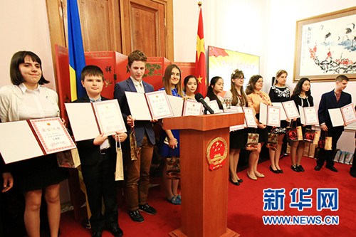 5月24日，在乌克兰首都基辅，获奖的乌克兰学生领取证书。新华网记者