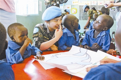 中国首批赴南苏丹维和步兵营官兵来到朱巴市拉杰夫小学看望孩子们。孟伟建摄