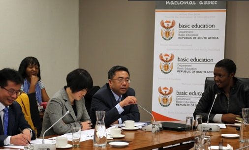 南非基础教育部长安吉·莫采卡7日在开普敦表示，南非计划5年之内在500所学校引进汉语教学，本学年已有44所学校正式引进汉语教学，按照当前进度，这一计划是可以实现的。  　　莫采卡当天在议会回答议员询问时作出上述表态。目前，在西开普、豪滕、东开普、夸祖鲁－纳塔尔4省，已经分别有27所、11所、3所和3所学校引进汉语教学，南非基础教育部计划在5年内把汉语教学推广至其他5省。  　　莫采卡表示，南非基础教育部推广汉语教学过程中面临的最大困难是师资短缺，目前只有两名中国教师在南非学校讲授汉语，而具备讲授汉语资质的本土教师只有一名，基础教育部计划今年安排100名本土教师接受汉语培训。  　　南非基础教育部课程司司长恩兰赫拉·恩杜拉－沃森此前表示，南非与中国在政治和经济等领域的合作不断深化，发展潜力巨大，越来越多的中国公司来南非投资，汉语将成为促进两国经贸交往的重要工具。   　　根据南非政府拟定的汉语教学推广计划，自今年1月起，政府在一些公立学校的4至9年级开设汉语课，然后将汉语课逐渐推广至10至12年级。