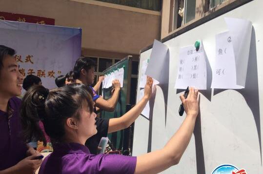 图为留学生比赛看字写拼音　李晓琳　摄图为留学生进行服装展示　李晓琳　摄　　中国侨网昆明6月12日电 (李晓琳)日前，昆明华文学校举行了“留学生汉语知识竞赛”的联欢活动，来自泰国、老挝、越南、马来西亚等8个国家的200余名留学生同台“比拼”才艺和知识。  　　“看拼音写字”、“组词造句”、“看图猜成语”……在多轮知识竞赛中，昆明华文学校的留学生们踊跃参与，挑战高难度竞赛题。此外，留学生们还表演了“诗词朗诵”、“服装表演”、“民族舞蹈”等精彩有趣的文艺节目。  
