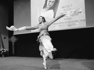 阿尔萨斯孔子学院雷安美表演《惊鸿舞》。人民日报记者