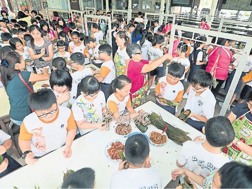芙蓉培华小学为让学生对端午节有更深的了解，让学生亲自参与裹粽子活动，了解端午节文化。