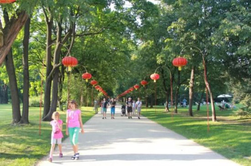 华沙瓦津基公园内的“中国大道”。