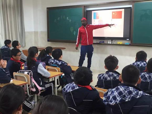 8国留学生志愿者双语服务南博会 多数都会说中文 