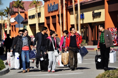 西班牙中国游客增多带动就业 华人售货员日渐走俏