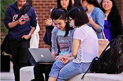 中国侨网6月23日电 据澳洲《新快报》援引《澳洲人报》报道，Universities Australia的一份最新调查发现，在截至2014年的过去6年中，澳洲学生海外留学数量翻了一倍多，从15,058升至31,912。  　　调查显示，英语语言国家仍是热门，但亚洲国家也逐渐成为澳洲学生的选择地。在2014年的留学地点中，中国仅次于美国，英国、加拿大和日本都在中国之后。印尼和印度也比德国、意大利和法国更受青睐。  　　澳大利亚外长毕晓普(Julie Bishop)支持“新哥伦布”(New Colombo Plan)等类似的计划，促进澳洲学生走向海外。根据“新哥伦布”计划，5,450名澳洲学生将得到经济资助前往亚洲国家学习。  　　昆士兰科技大学的副校长谢泼德(Scott Shepherd)称：“并不是像一学期这样的项目，很多学生去海外进行的是2-4周的项目，学生能够吸收更多的经验和增长韧性。这也让雇主看到学生们具有宽广的视野。”   　　据悉，澳洲的39所大学中，34所的学生都有在2014年参与海外学习项目，其中逾30%去了亚洲。当中又有47%得到经济资助。  　　研究员劳伦斯(Rob Lawrence)称，现在的学生更愿意去不同的国家交流，而非接受传统的教育。