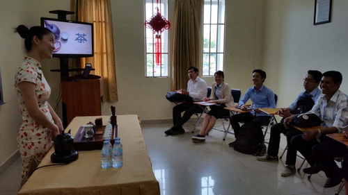 柬埔寨王家学院孔子学院的师生们在上中国茶文化课（人民网记者