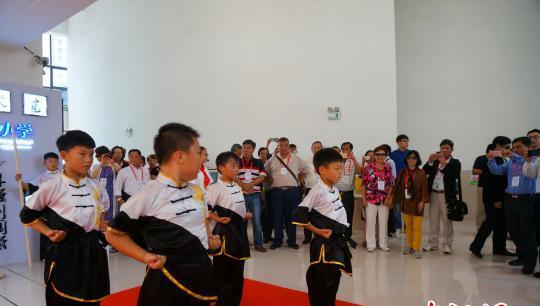  图为海外华教代表观赏学生武术表演。　周小云 摄 　　中新网郑州7月8日电(记者 周小云)7月8日，“华文教育·杰出人士、华校校董华夏行”参观访问团来到河南郑州，来自20多个国家和地区的214名海外华校董事长、校长、华文教育机构负责人和为华文教育作出杰出贡献的人士共同推广华文教育、传承中华文化。  　　当日，海外校董们来到郑州市中原区互助路小学锦艺校区，受到了老师们和孩子们的热烈欢迎。在简短而隆重的欢迎仪式后，校董们饶有兴致地参观了中原区的校本课程特色展示。  　　苍劲有力的书画、古色古香的团扇、巧夺天工的扎染、趣味盎然的陶艺……校董们一边参观，一边用手机拍下展示区内孩子们的自制作品，并对这里的教学环境、硬件设施、师资力量和教学特色赞不绝口。一些校董还参与到其中，与孩子们共同制作具有中国特色的作品，乐在其中。参观间隙，校董们还和中原区的校、园长们交流教育心得、共商教育大计。  　　在郑州市中原区伏牛路小学校本课程特色展区前，来自印尼雅加达汉语辅导中心的校董许月珠女士，认真聆听小学生讲解员讲述的“汉字故事”，连连夸赞。  　　许月珠女士接受记者采访称，此行参观和学习中国优秀的学校和师生团队，她受益颇深。她表示，历史的中原，现代的中原，只有亲历中原广大沃土，脚踏实地地站在中原之上，才能从心底深处感受到中原的博大精深和深远意义，她会将自己此行所见所闻讲给自己的学生听，让孩子们了解中国文化，了解中原文化，同时此行对她今后在印尼开展中国文化的教学工作也有很大帮助。  　　此外，校董们一行还于当日下午来到郑州市73中学，与郑州中原区60余所中小学、幼儿园的校园长们欢聚一堂，共同聆听了关于国学和河南历史的讲座。接着，来自马来西亚、澳大利亚、意大利的三位校董代表也就国际教育环境及办学经验和大家进行了深入地沟通交流。会议结束后，嘉宾们兴致勃勃地参观了中原区特色体育项目的活动展示。  　　本次活动的举行不仅展示了中原教育的新风貌，交流了教育教学的新思想，还为郑州教育与国际接轨搭建了友谊的桥梁，为中原教育注入新的活力。  　　2016年“华文教育·杰出人士华校校董华夏行”由国务院侨务办公室、中国海外交流协会主办，此次的河南文化交流和考察活动，是华夏行的第二站考察访问地。期间，华校校董一行214人还将前往河南洛阳龙门石窟、开封清明上河园、登封少林寺等历史景点，追寻华夏文明的足迹。