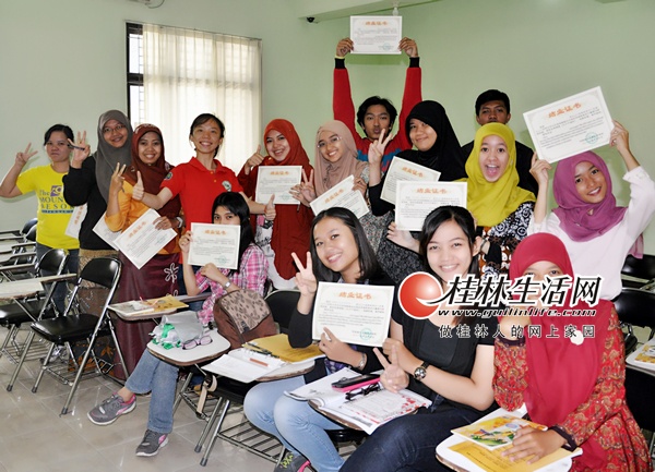  梁美伊（后排左四）与印尼学生们在夏令营汉语培训课的结业典礼上合影。