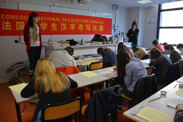 法国里昂（LYON）市中心一家私立学校准备开设汉语课程，现招聘汉语老师3名，分别教授小学部和初中部，合同2年，2年合同到期之后老师表现优异者可以继续聘用。要求：男女不限，年龄在25-45岁之间，有教学经验的优先申请，法语沟通交流无障碍，普通话标准，性格要外向，持有ITA国际汉语教师协会的法语推荐担保材料并盖上公章，如果老师到岗之后胜任不了该工作，或者教学质量特别差，学校有权利协调辞退老师的，到时ITA国际汉语教师协会要付给法国学校违约金3000欧元（如果真的出现能力特别差被学校辞退的现象，该项违约金有我们机构和被辞退的老师共同承担），因此，此次招聘会比较严格。待遇：每周工作22个小时左右，需要坐班备课，修改作业，因为是第一次开设中文课堂，所以，学习、交流，刚开始会有一些忙，周六、日要加班之类的，步入正轨之后，每周休息1天半，月薪3200欧元（折合人民币约24000元），提供老师宿舍和上班期间午餐。每一年45天带薪假期，回国探亲学校提供探亲机票，提供海外医疗、安全保险。现在报名开始安排办理，办好之后2016年底2017年初到岗。