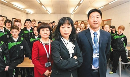 前不久，英国广播公司(BBC)一部名为《我们的孩子足够坚强吗？——中式学校》的纪录片引发人们对中英两国教育的热议。图为纪录片中的中方老师和英国学生(资料图片)