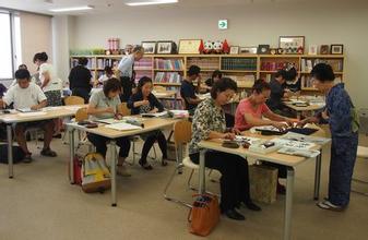 日本京都招聘汉语教师,需要2名女生,要求本科以上学历,年龄在24到45岁之间,日语口语流利,有日语一级。学校位于日本京都闹市区唐人街附近,每年有600多人学习中文,有在职教师5人,还需要补充2名老师,有教学经验优先考虑,3月初面试,4月份复试5五分到岗。提供每月工资12000到16000人民币,提供工作签证,签订2年合同。3人间宿舍。每周工作六天,有医疗保险和人身意外险。