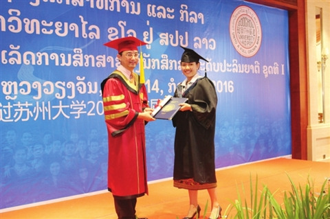 苏州大学校长熊思东为毕业生授予证书。（老挝苏州大学供图）
