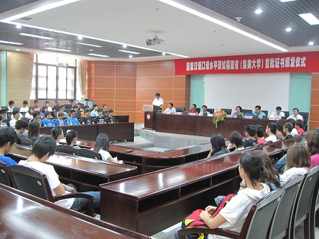 从中国语言能力测试研究发展中心获悉，近五年已有45899人参加中国国家汉语口语水平测试(HKC)。  　　HKC是中国教育部、国家语言文字工作委员会针对母语非汉语人群及海外华人华侨推出的一项国家级语言类标准化水平测试。2010年10月，汉语口语水平等级标准及测试大纲作为国家语言文字规范标准发布，标志着HKC成为唯一拥有国家语言文字规范标准的汉语口语测试。  　　中国语言能力测试研究发展中心提供数字显示，截至2015年12月31日，全球共有45899人报名参加HKC，覆盖五大洲51个国家和地区;其中，海外华裔青少年为9669人。  　　“HKC的快速普及，源于中国在国际舞台上地位的提升，以及‘汉语热’在全球的升温。”据中国语言能力测试研究发展中心主任赵红弢介绍，HKC突破了因汉字认读障碍导致的应试人群局限，适用于更广泛的测试人群;尤其对非汉字文化圈的汉语学习者，大大降低了学习难度，也更适应不同层次应试人准确衡量自身汉语口语水平的需要。  　　赵红弢表示，目前，汉语口语水平测试已在新加坡、马来西亚、泰国、印尼、日本等国家设立了考试中心或考点，2016年根据各国需要，将在德国、法国、澳大利亚、新西兰和韩国增设汉语口语水平测试考试中心。  　　此外，赵红弢说，HKC还将围绕“一带一路”国家迅速增长的汉语学习和考试需求，设立汉语口语水平测试中心并推出网络版和App版新汉语教材，服务于各国的汉语学习需求。