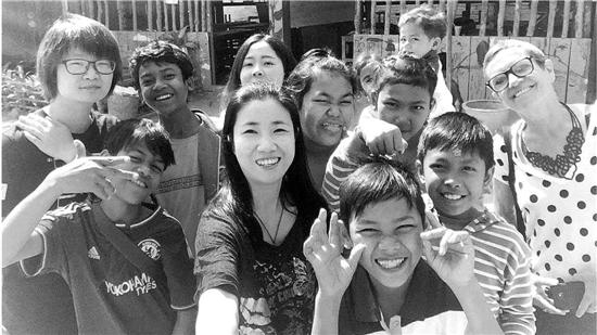杭州女教师自费支教柬埔寨 上午上课下午修校舍