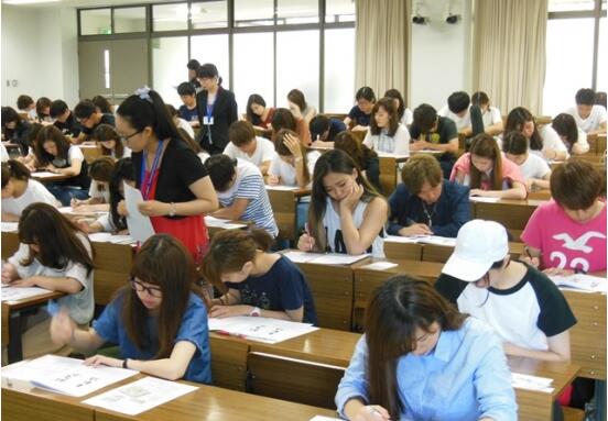 7月16日，日本关西外国语大学孔子学院汉语考试中心举办了2016年第三次HSK考试。   HSK考试现场  此次考试会场位于关西外国语大学学研都市校区，设有10个考场和30余名监考人员，共有711人参加考试（报名人数为738人）。   HSK考试现场  此外，在考试中，孔院特意为身体条件特殊的考生设置了专门的考场，以满足其需求。   HSK考试现场  近年来除了英语之外，越来越多的日本企业将汉语水平作为企业选拔人才的一项重要条件。HSK考试作为中国政府公认的汉语能力测试，考生人数逐年上升。   HSK考试现场  据悉，关西外国语大学孔子学院与汉考国际教育科技（北京）有限公司签订合同，自2010年开始举行HSK考试。孔院本年度将举行四次HSK考试。此次考试适逢期末，很多学生将其作为检验自己汉语学习效果的机会，踊跃报名，人数创本年度新高。